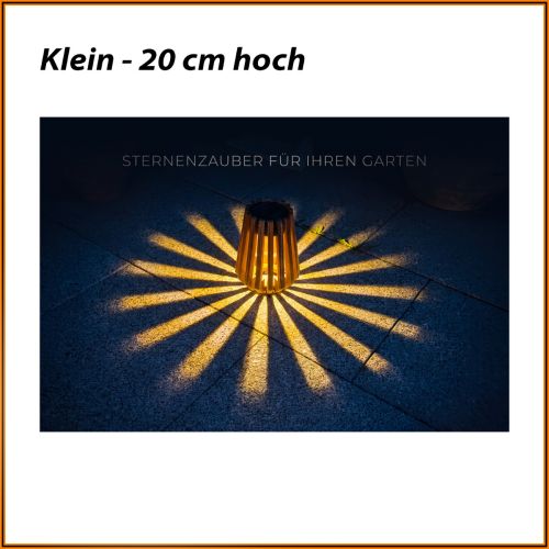 Kleine Teakholz-Laterne 20 cm mit Solarlampe und dekorativem Lichtspiel auf dem Boden