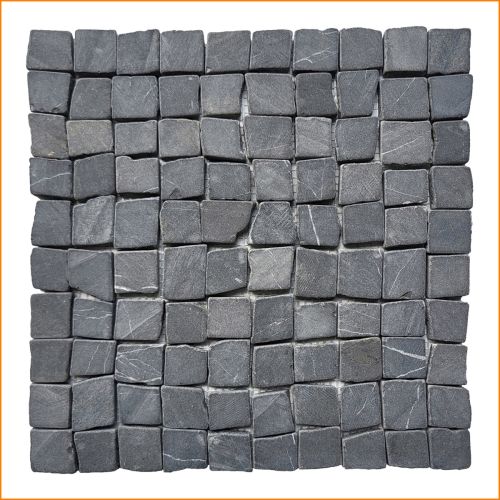 Marmormosaik 30×30 cm in Anthrazit – viele kleine quadratische Natursteinsteine auf Netz, ideal für Wand und Boden im Bad.