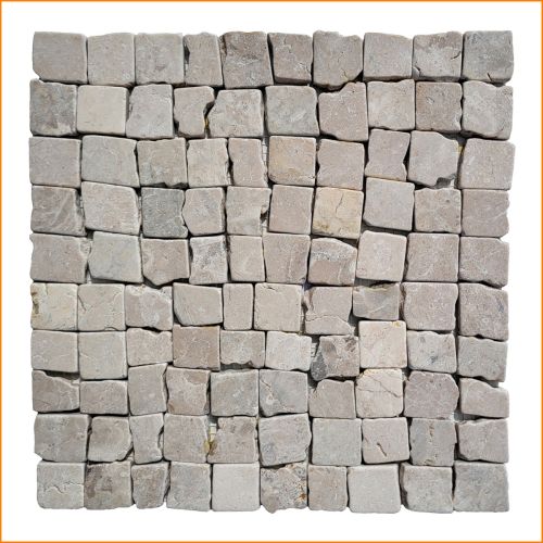 Quadratisches Marmormosaik 30×30 cm in Hellbeige/Greige – kleine Natursteinwürfel auf Netz für Wand und Boden im Bad.