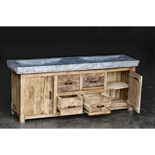 Charakterstarker Waschtisch aus naturbelassenem Holz mit markanter Doppelwaschbeckenplatte aus gebrochenem Naturstein. Die Kombination aus offenen Regalfächern, Türen und sechs unterschiedlich patinierten Schubladen bietet viel Stauraum und verleiht dem M