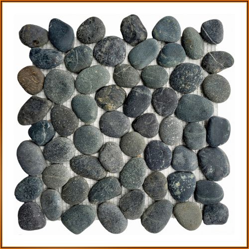 Dunkelgraue Kiesel Mosaikfliese 30×30 cm – runde Natursteine für Wand und Boden, Spa-/Wellness-Look.