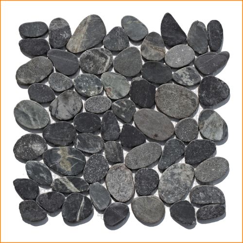 Geschnittenes Kieselmosaik 30×30 cm in Anthrazit – edle Natursteinfliese mit glatter Oberfläche für Wand und Boden.