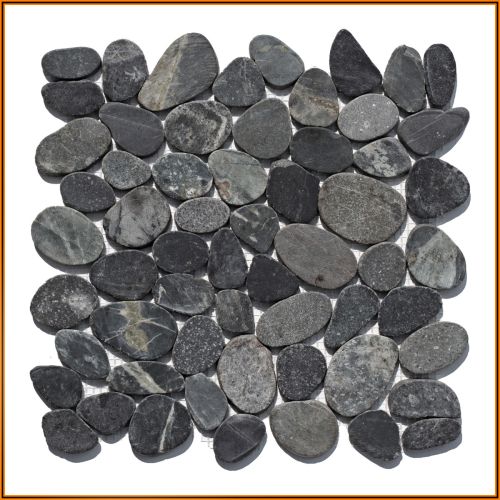 Dunkelgraues Marmorkieselmosaik, geschnitten auf Netz 30×30 cm – modernes Natursteinmosaik für Bad und Wellnessbereiche.