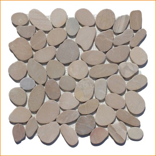 Geschnittenes Kieselmosaik 30×30 cm in erdfarbenen Beigetönen – natürliches Natursteinmosaik für Wand und Boden.