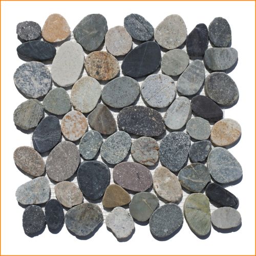 Geschnittenes Kieselmosaik 30×30 cm in natürlichen Grau- und Erdtönen – hochwertiges Natursteinmosaik für Bad, Dusche und Wellnessbereiche.