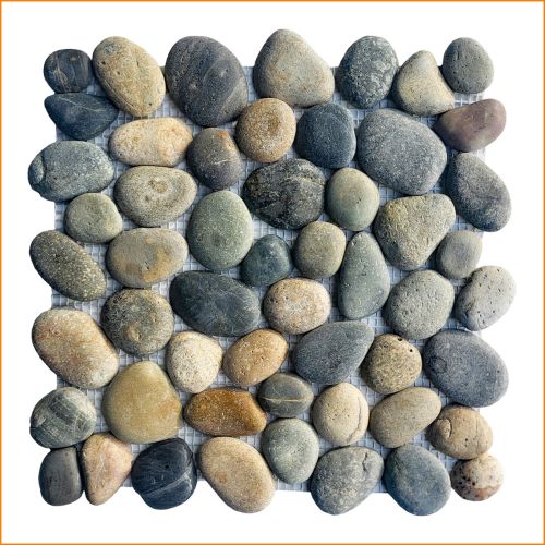 Kieselmosaik aus natürlichen Flusskieseln in Grau, Beige und Braun, 30×30 cm – ideal für Dusche und Bad.