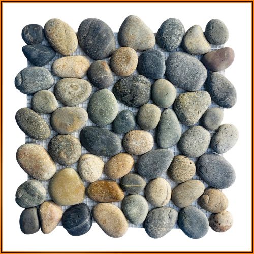 Buntes Naturstein-Kieselmosaik 30×30 cm – getrommelte Kieselsteine auf Netz für Wand, Boden und Wellnessbereiche.