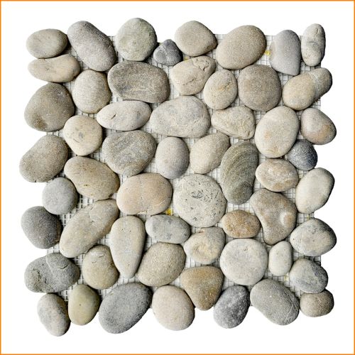 Kieselmosaik aus Naturstein in Grau- und Beigetönen, 30×30 cm – getrommelte Flusskiesel auf Netz, ideal für Bad und Boden.