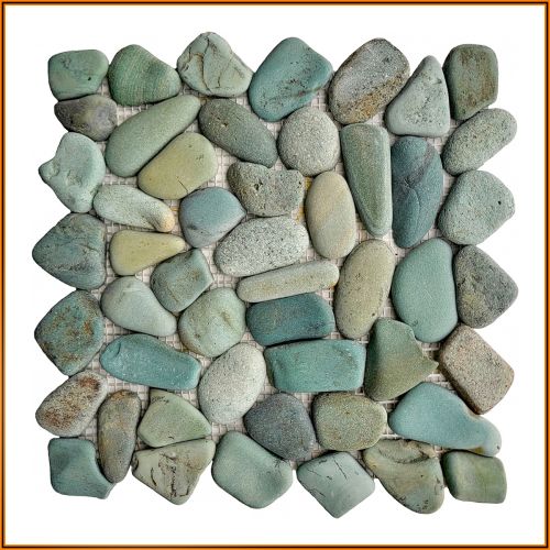 Naturstein-Kieselmosaik 30×30 cm in sanftem Meergrün – runde Flusskiesel-Fliesen für Dusche, Wand und Wellnessbereich.