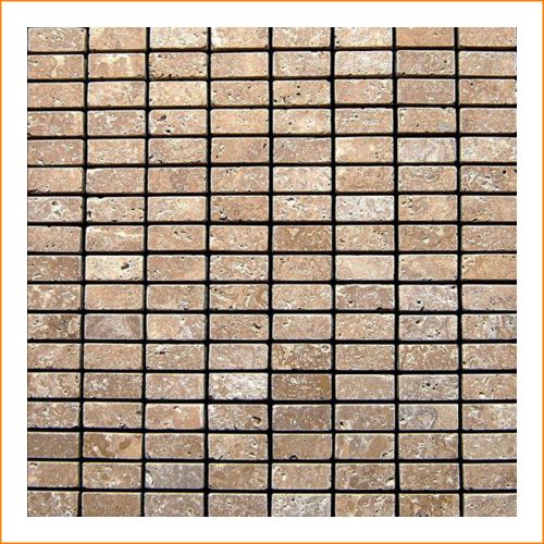 Travertin-Mosaik 30 × 30 cm aus kleinen rechteckigen Steinen – Natursteinfliesen in warmem Beige für Wand und Boden.