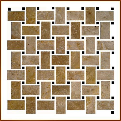Korbgeflecht-Mosaik aus Travertin – 30 × 30 cm Natursteinfliesen in warmen Erdtönen mit kleinen schwarzen Quadraten als Detailakzent.